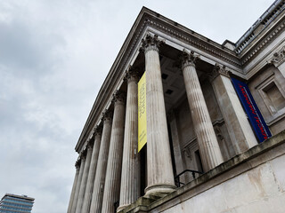 Fototapeta premium Historic neoclassical museum National Gallery facade with Corinthian columns in London, UK against cloudy sky