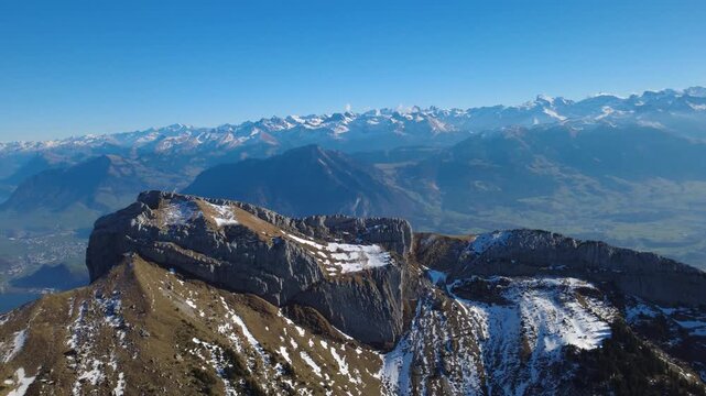 Epischer Panoramablick &uuml;ber gestaffelte Bergketten bis zum Horizont &ndash; weite Luftaufnahme der Alpen