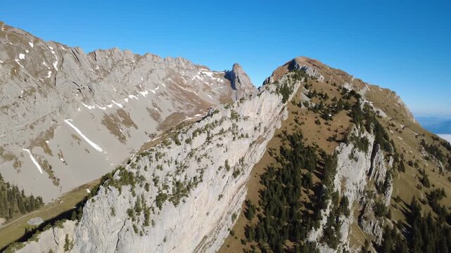 Langgezogener heller Kalkgrat bei klarem Himmel &ndash; Luftaufnahme mit Bergh&uuml;tte am Gipfel