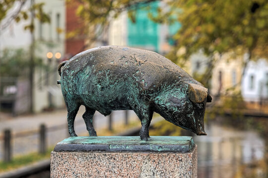 Wismar, Germany. Pig sculpture, one of the four sculptures of pigs on the four conrners of the Schweinsbrucke (Pigs' bridge). The sculptures by the German sculptor Christian Wetzel was created in 1989