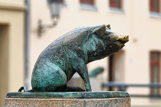Wismar, Germany. Pig sculpture, one of the four sculptures of pigs on the four conrners of the Schweinsbrucke (Pigs' bridge). The sculptures by the German sculptor Christian Wetzel was created in 1989