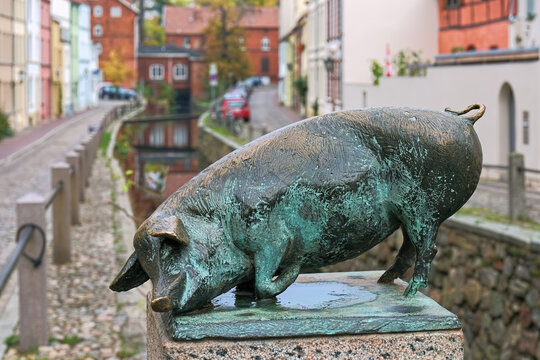 Wismar, Germany. Pig sculpture, one of the four sculptures of pigs on the four conrners of the Schweinsbrucke (Pigs' bridge). The sculptures by the German sculptor Christian Wetzel was created in 1989