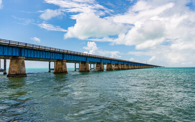 Fototapeta premium Iconic famous seven mile bridge. Engineering marvel architecture. Seven mile bridge in Florida keys. Oversea highway in Miami. Travel destination. Bridge road with horizon oversea