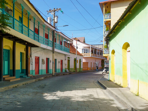 Vista de calle principal colorida de Isla de Flores, Pet&eacute;n, Guatemala