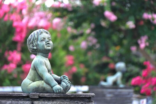 満開のサルスベリ森を見上げる2人の天使のような幼子の像　埼玉県川口市吹上橋