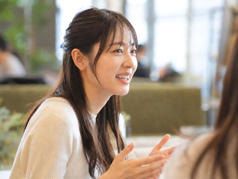 マウスピース矯正を装着したまま自然に会話する女性