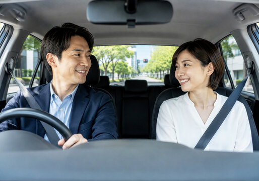 車内で笑顔を交わす仲の良い夫婦