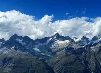 Fototapeta premium The amazing clouds over the tourist resort of Zermatt and the Alpine valley of Mattertal, Switzerland - Die erstaunlichen Wolken über den den Ferienort Zermatt und Mattertal, Schweiz