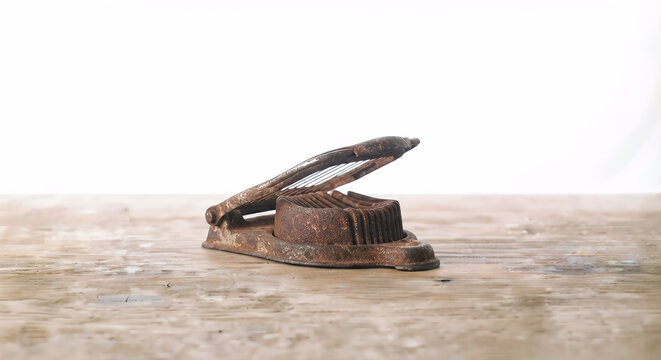 Antiker Eierschneider aus Gusseisen &ndash; Seltene Vintage Deko