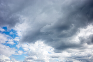 Obraz premium 黒い雨雲が迫る青空