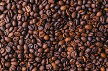 Obraz premium Background of roasted fresh brown coffee beans - perfect for a cool wallpaper