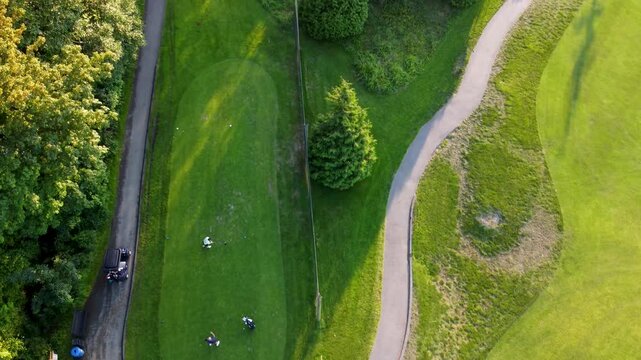 birds eye view og golf course tilt up to the skyline