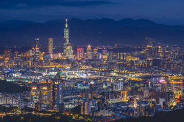 Fototapeta premium Taipei skyline and Taipei 101 illuminated at blue hour in Taiwan