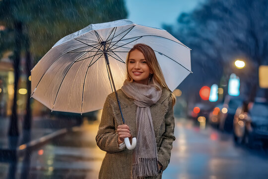 Eine Frau bei Regen auf der Strasse mit Regenschirm