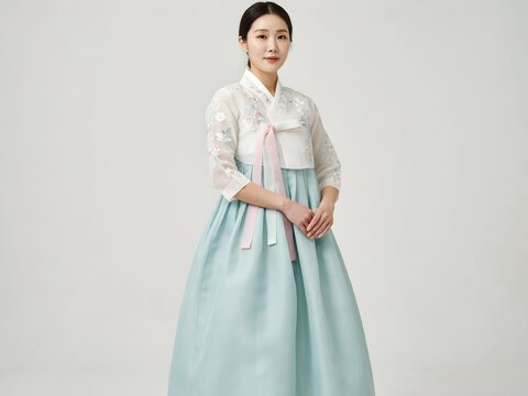 추석 꽃자수 저고리와 민트색 치마 한복을 입은 여성 초상