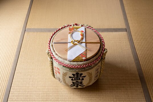 和室の畳に置かれた祝儀飾りのある菰樽