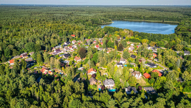 Summter See aus der Vogelperspektive &ndash; idyllische Seenlandschaft im gr&uuml;nen Berliner Umland, August 2026