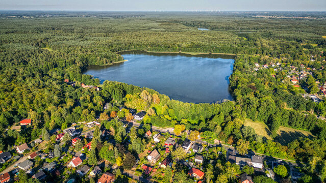 Summter See aus der Vogelperspektive &ndash; idyllische Seenlandschaft im gr&uuml;nen Berliner Umland, August 2026