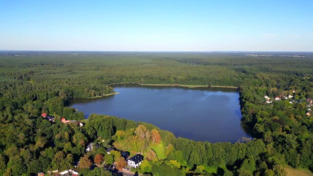 Summter See aus der Vogelperspektive &ndash; idyllische Seenlandschaft im gr&uuml;nen Berliner Umland, August 2026