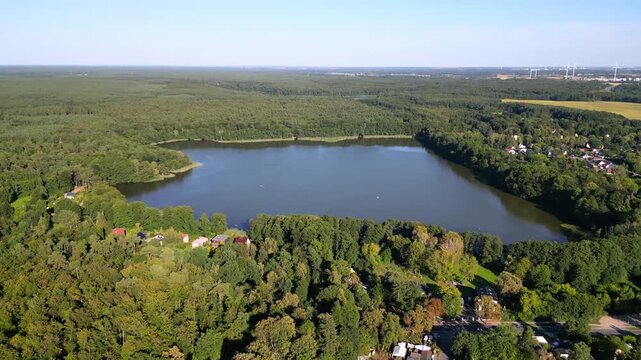 Summter See aus der Vogelperspektive &ndash; idyllische Seenlandschaft im gr&uuml;nen Berliner Umland, August 2026