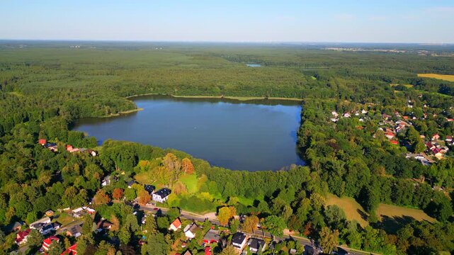 Summter See aus der Vogelperspektive &ndash; idyllische Seenlandschaft im gr&uuml;nen Berliner Umland, August 2026