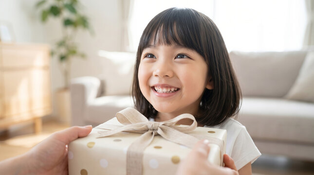プレゼントを受け取り笑顔を見せる明るい部屋の女の子
