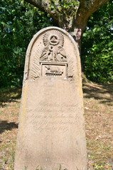 schöner alter Grabstein Reich verziert auf dem Hauptfriedhof in Mülheim Ruhr © Blende8