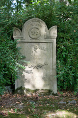 schöner alter Grabstein Reich verziert auf dem Hauptfriedhof in Mülheim Ruhr © Blende8