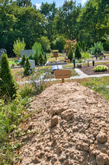 Muslimisches Gräberfeld mit einem frischen Grabhügel auf dem Hauptfriedhof in Mülheim Ruhr © Blende8