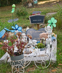 Kindergrab schön geschmückt auf dem muslimischen Feld auf dem Hauptfriedhof in Mülheim Ruhr © Blende8