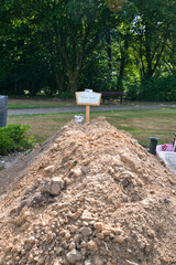 Frischer Grabhügel auf dem muslimischen Feld auf dem Hauptfriedhof in Mülheim Ruhr © Blende8