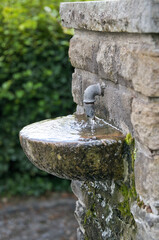 Wasserspender mit Überlaufbecken auf dem Hauptfriedhof Mülheim Ruhr © Blende8