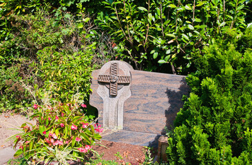 schöner Grabstein mit einem Kreuz auf dem Hauptfriedhof  in Mülheim Ruhr © Blende8