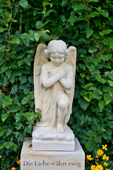Die Liebe währt ewig,  kniender Engel mit gekreuzten Armen  auf dem Hauptfriedhof Mülheim Ruhr © Blende8