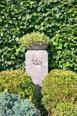 schöner Grabstein mit einer Blumenschale  auf dem Hauptfriedhof Mülheim Ruhr © Blende8