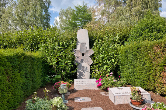 Familiengrabst&auml;tte mit einem sch&ouml;nen Grabstein  auf dem Hauptfriedhof M&uuml;lheim Ruhr