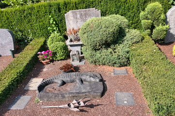 von Hecken eingerahmtes Familiengrab  auf dem Hauptfriedhof Mülheim Ruhr © Blende8