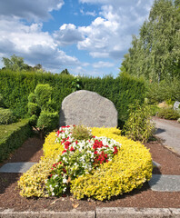 schöne üppige Bepflanzung auf einem Grab auf dem Hauptfriedhof Mülheim Ruhr © Blende8