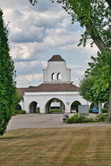 Haupteingang Durchfahrt und Portal  auf dem Hauptfriedhof Mülheim Ruhr © Blende8