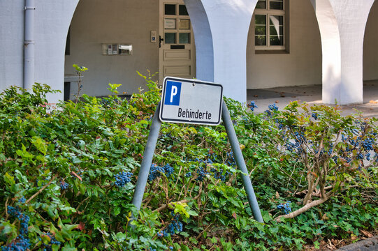 Behinderten Parkplatz auf dem Hauptfriedhof in M&uuml;lheim Ruhr