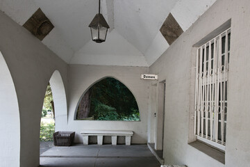 Überdachter Eingangsbereich mit Weg zur Toilette auf dem Hauptfriedhof in Mülheim Ruhr © Blende8
