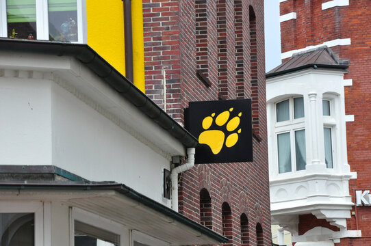 Jack Wolfskin: Logo der Marke an der Filiale