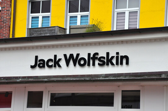 Jack Wolfskin: Firmenname der Marke an der Filiale