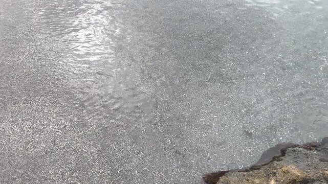 Agua muy poco profunda junto a cala