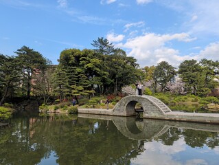 Naklejka premium Shukkeien Garden Stone Arch Bridge Hiroshima Spring