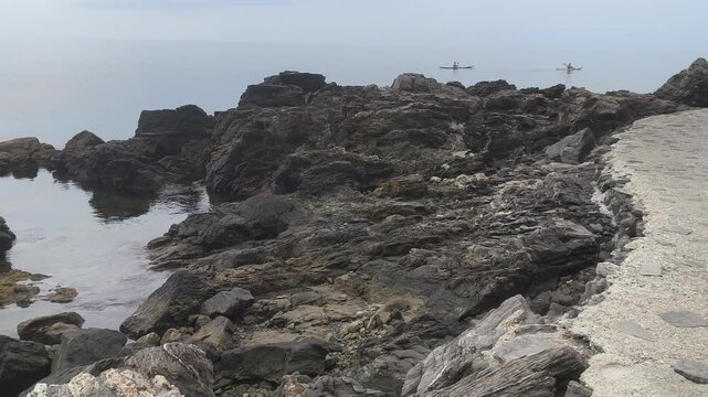 Caleta pedregosa &mdash; agua fluyendo entre las rocas