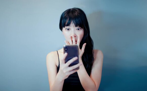 スマホ画面を見てショックを受ける女性 驚き ネットニュース Web広告用背景素材