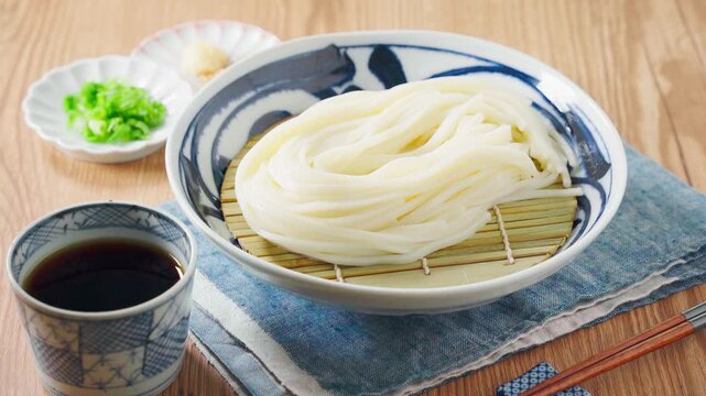 ざるうどん 讃岐うどんをお皿に盛った冷たい麺料理