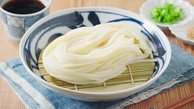 ざるうどん 讃岐うどんをお皿に盛った冷たい麺料理