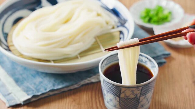 ざるうどん 讃岐うどんをお皿に盛った冷たい麺料理
